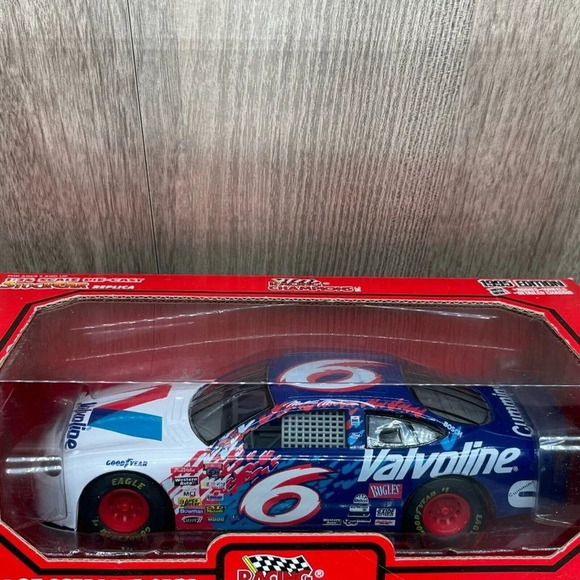 1995 Racing Champions NASCAR #6 Mark Martin Valvoline StockCar Diecast 1:24 - Picture 3 of 9